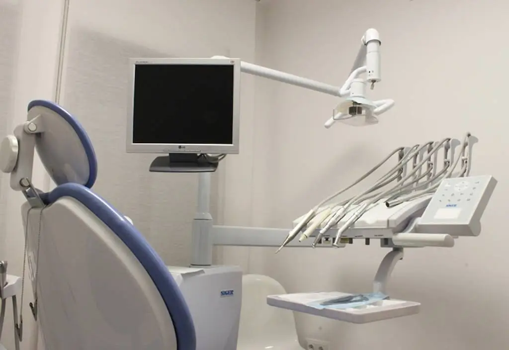 Miami-Dental - Professional dental clinic exterior with modern facilities