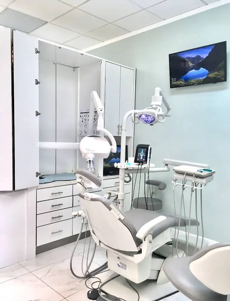 PALM SPRINGS DENTAL - Professional dental clinic exterior with modern facilities