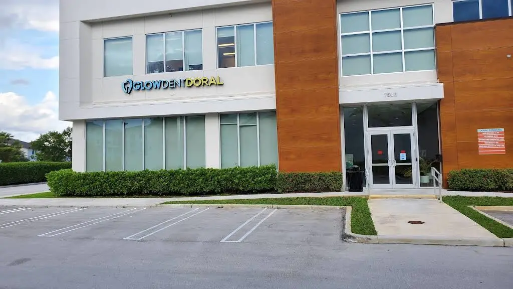 Glow Dent Doral - Professional dental clinic exterior with modern facilities