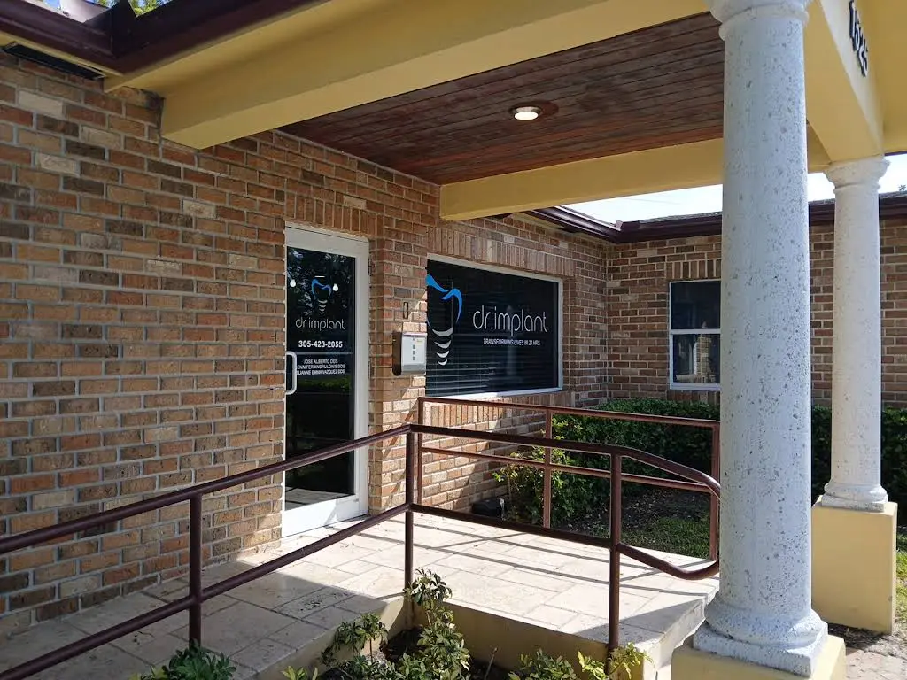 Dr. Implant Miami - Professional dental clinic exterior with modern facilities