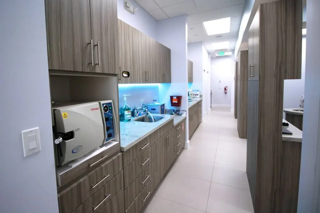 Paya Dental Hialeah - Professional dental clinic exterior with modern facilities