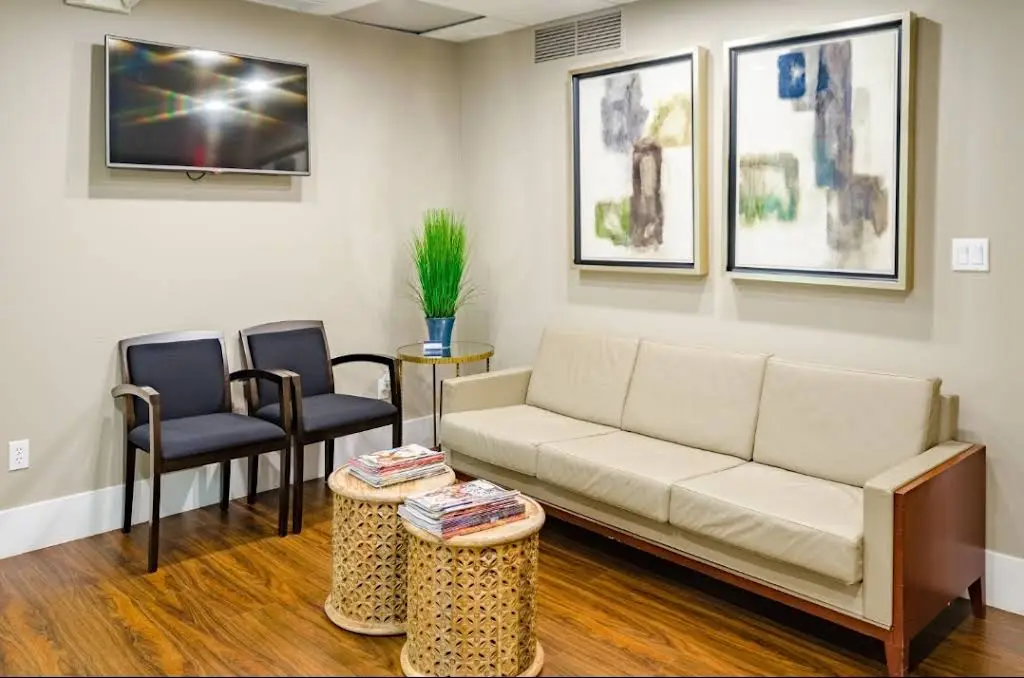 Abril Dental - Professional dental clinic exterior with modern facilities