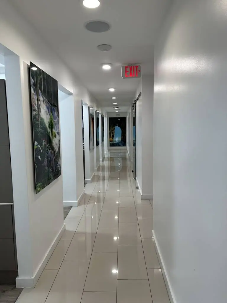 Smile Institute Miami - Professional dental clinic exterior with modern facilities