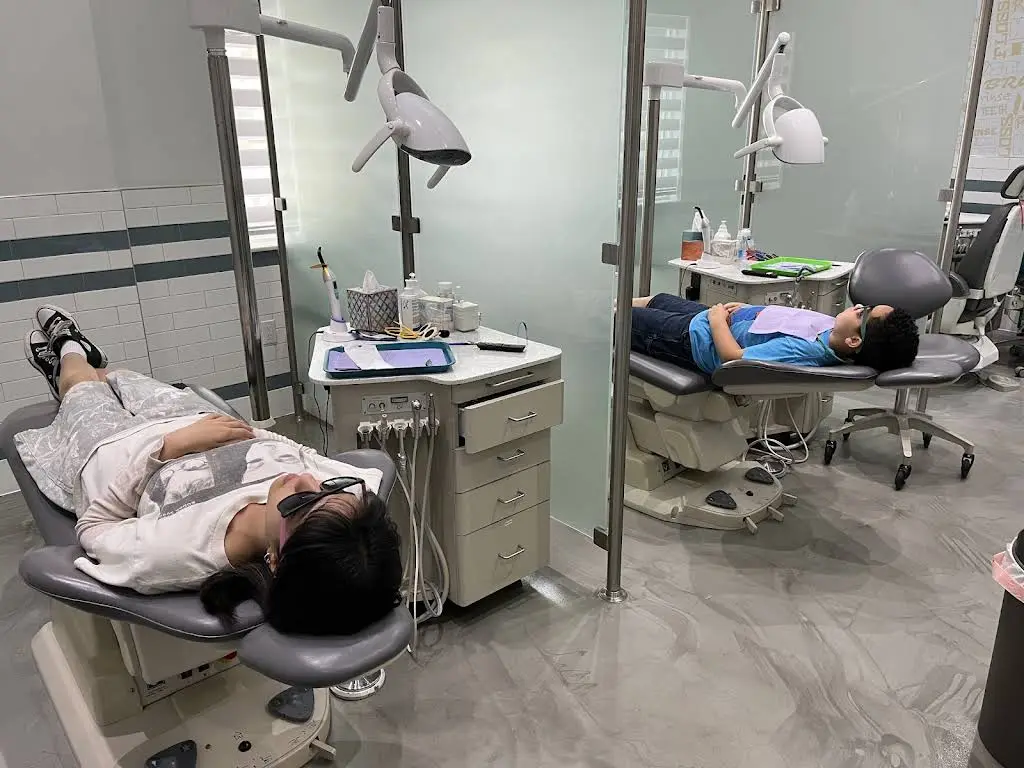 Kendall Pediatric Dentistry And Orthodontics- Dr. Jorge Landa - Professional dental clinic exterior with modern facilities