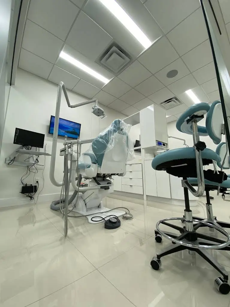 AquaBlue Dental - Professional dental clinic exterior with modern facilities