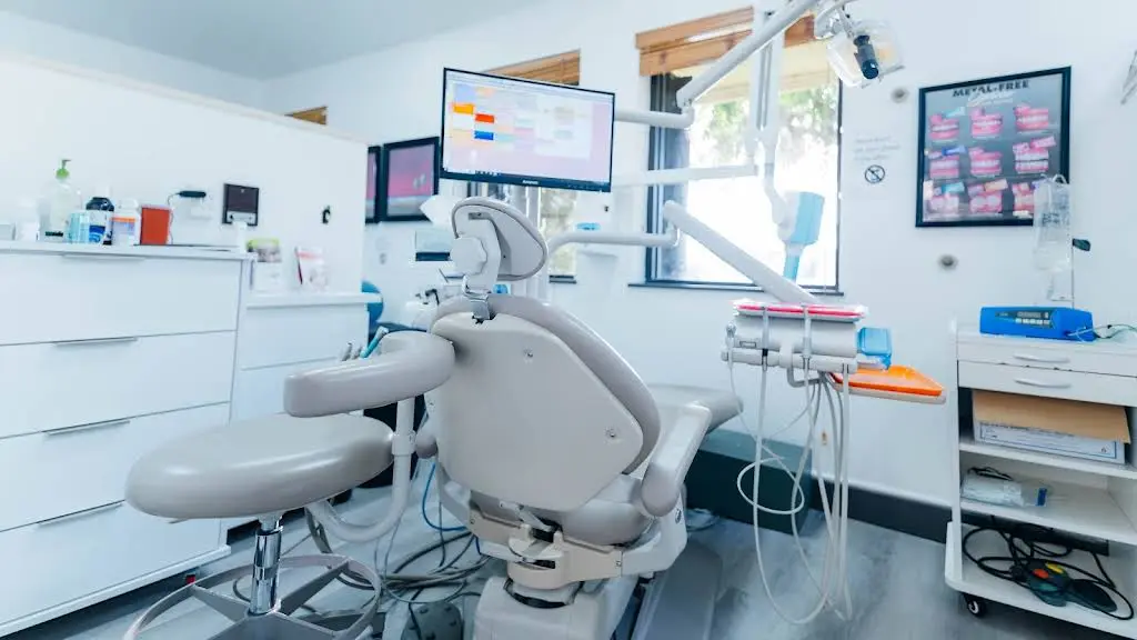 Hammocks Dental Group, PA - Dentilife - Professional dental clinic exterior with modern facilities
