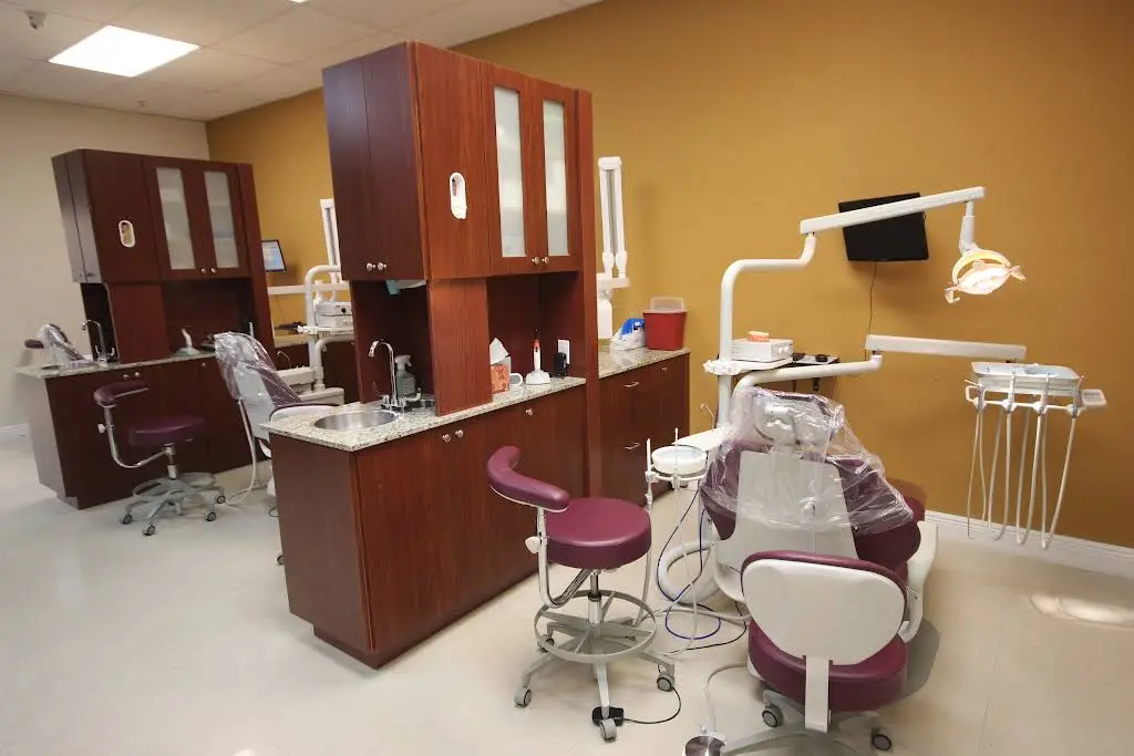 EliteDent - Design and Family Dentistry - Professional dental clinic exterior with modern facilities