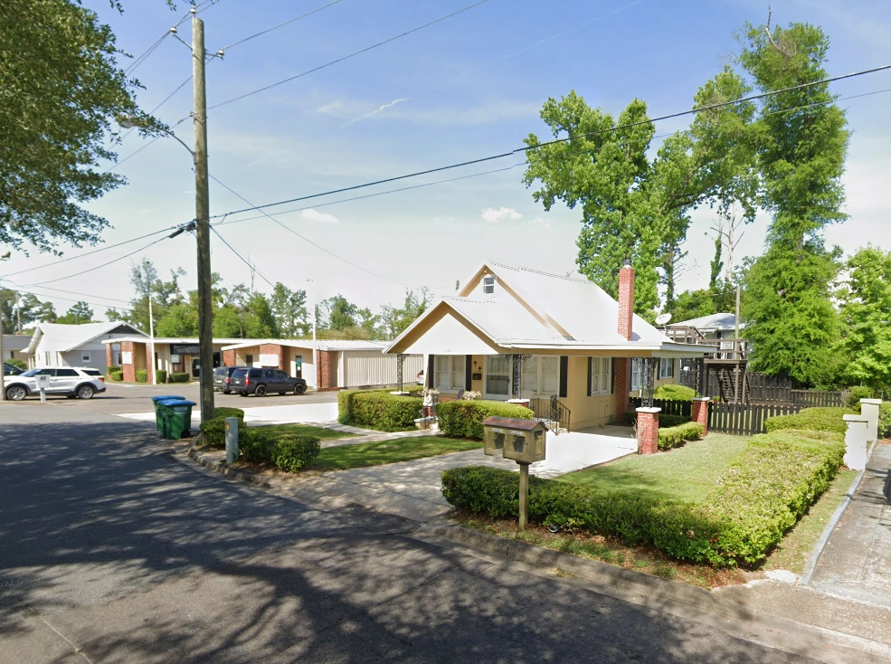 Florida State Dental Clinic - Professional dental clinic exterior with modern facilities